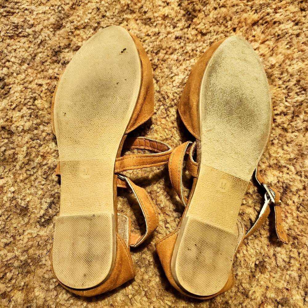 Sandals size M 7/8 Camel colored and soft! - Picture 4 of 4